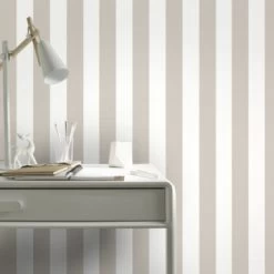 Superfresco Easy Vliesbehang Lynn Strepen Taupe-gebroken Wit 33-185 9 Superfresco Easy Vliesbehang Lynn Strepen Taupe-gebroken Wit 33-185 -Luxe Behang Winkel 123 1513