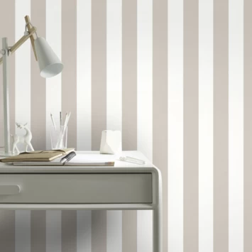 Superfresco Easy Vliesbehang Lynn Strepen Taupe-gebroken Wit 33-185 5 Superfresco Easy Vliesbehang Lynn Strepen Taupe-gebroken Wit 33-185 - Afbeelding 3